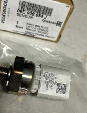 Senzor presiune ulei Audi cod OE 06E 906 054 J / 06E906054J - imagine 4