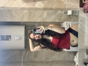 Vand videoclipuri cu mine si fac show web 