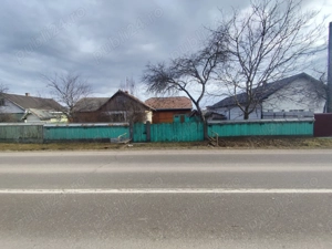 Teren intravilan și casa bătrânească cu gradina