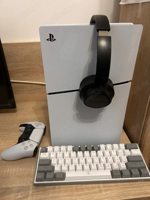 Sony PS5 Slim, cu tastatura de gaming .