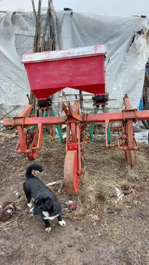 vând cultivator cu fertilizator pe 3 randuri - imagine 4