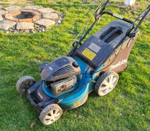 Mașina de tuns iarba Makita PLM 4618 