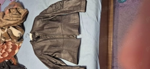 Vând geaca din piele naturala culoare maro sidef.