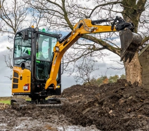 Execut lucrări cu miniexcavator
