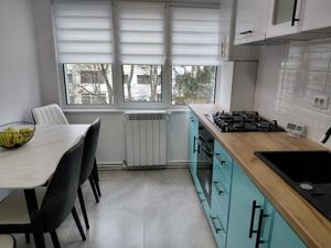   Apartament 3 camere – Micro 16,  etaj 2, (în spate la complex  Siret)