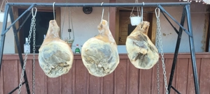 De vanzare pulpe de porc afumate (șunci)