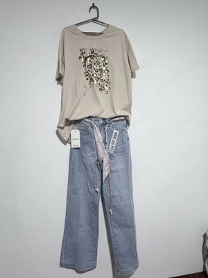 Blugi și tricouri de vanzare