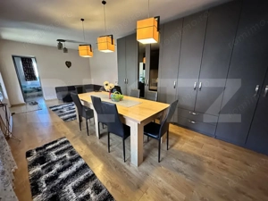 Casă spațioasă într-o zonă liniștită – curte amenajată cu filigorie, piscină.