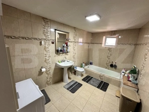 Casă spațioasă într-o zonă liniștită – curte amenajată cu filigorie, piscină. - imagine 11
