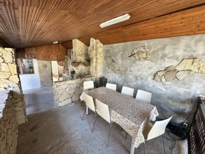 Casă spațioasă într-o zonă liniștită – curte amenajată cu filigorie, piscină. - imagine 19