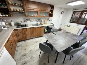 Casă spațioasă într-o zonă liniștită – curte amenajată cu filigorie, piscină. - imagine 8