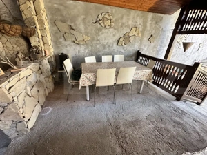 Casă spațioasă într-o zonă liniștită – curte amenajată cu filigorie, piscină. - imagine 17