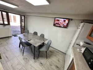 Casă spațioasă într-o zonă liniștită – curte amenajată cu filigorie, piscină. - imagine 9