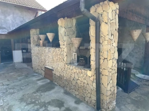 Casă spațioasă într-o zonă liniștită – curte amenajată cu filigorie, piscină. - imagine 14