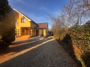 Casă spațioasă cu 3 dormitoare, două terase și două fronturi–15 km de Bistrita - imagine 2