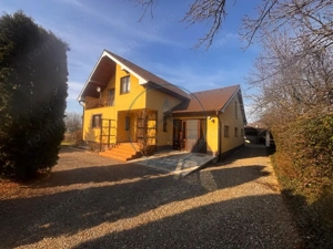 Casă spațioasă cu 3 dormitoare, două terase și două fronturi–15 km de Bistrita