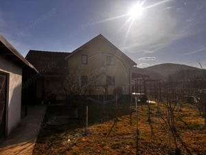 Casă spațioasă cu 3 dormitoare, două terase și două fronturi–15 km de Bistrita - imagine 4
