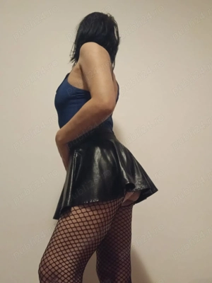 Bruneta focoasa slim miniona