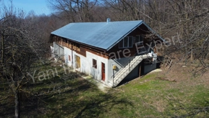 Construcție + teren de vânzare în comuna Valea Iașului, sat Cerbureni, județ Argeș.