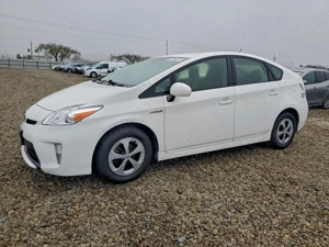 Toyota pirus two 2012