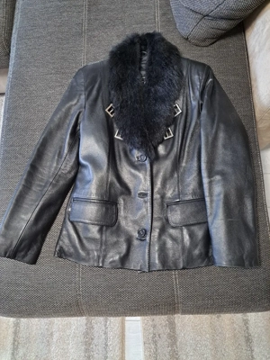 Vând Geacă din Piele Naturală pentru femei. Preț  1000 lei