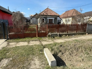 Vând casa cu dependinte