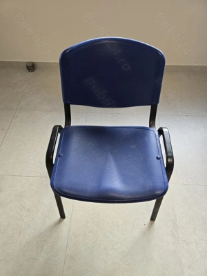 Vand scaune vizitator din plastic cu cadru metalic, culoare albastru in Oradea
