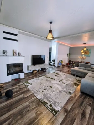 Casă de vânzare cu priveliste superba– proprietate ideală pentru două familii 