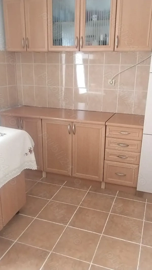 Vând mobilă de bucătărie, inclus aparat de sandvișuri, cafetieră, pahare, 900 lei. Tel  .