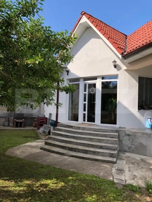 Casă de vânzare – 450 mp teren, zonă centrală și liniștită