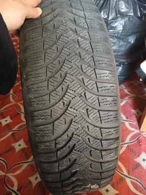 Vând 4 jante cu cauciucuri M+S Michelin in stare foarte bună. 185/60/15 +4 capace Audi