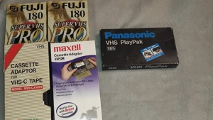 2 casete video sigilate svhs + 3 casete adaptor de la caseta vhs-c la vhs 