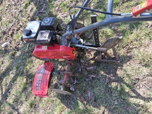 Vând motosapă Ruris ML 5.9 pe benzină, în stare aproape nouă. A fost folosită doar de 2 ori în grădi