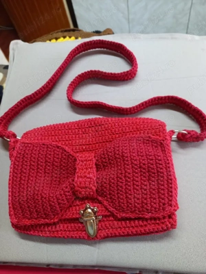 Poseta crosetata cu funda dintr-un fir sintetic rezistent.