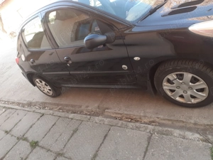 Vand sau Schimb Peugeot 206+ editie limitata  1.4 benzina  - imagine 3