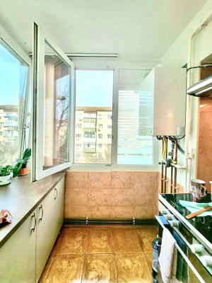 Apartament 3 camere de decomandate etaj 3 amenajat integral cu 2 balcoane - imagine 3