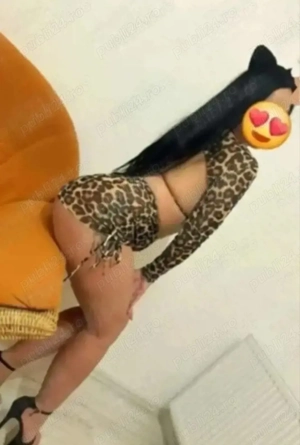 Brunetă fierbinte simpatica și sânii mari Nouă în oraș Partty girl  