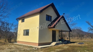 Casă + 3582 mp teren de vânzare în comuna Corbi, sat Stănești, județ Argeș