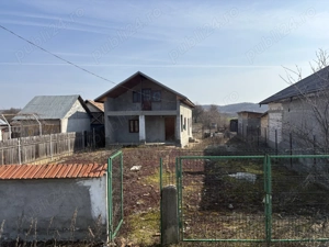 Vând casă la intrare în  Bulzești Dolj , stradal plus teren agricol în spatele casei 
