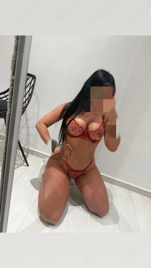 Bruneta ce îți schimbă ziua!  Zona Auchan Titan 