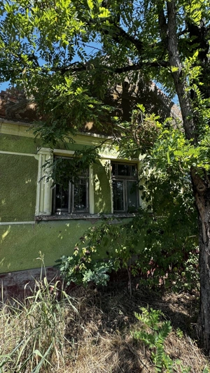 Casa veche la țară trebuie dărâmată chiar . Se vinde  pentru teren 900 mp casa plus grădină  - imagine 2