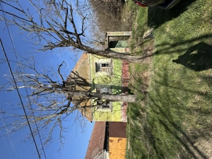 Casa veche la țară trebuie dărâmată chiar . Se vinde  pentru teren 900 mp casa plus grădină 