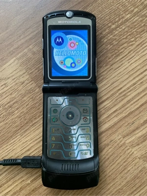 Telefon de colectie Motorola model V3i Flip cu clapeta.Telefonul nu este functional nu functioneaza 