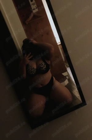 Brunetă drăguță cu forme! Drumul taberei  - imagine 2