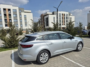 Renault Megane 1.6 E-Tech plug in hybrid - imagine 5