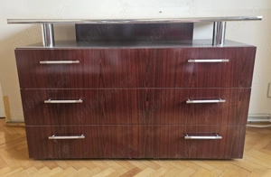 Comoda cu 3 sertare, dimensiune 120x50x80 cm.