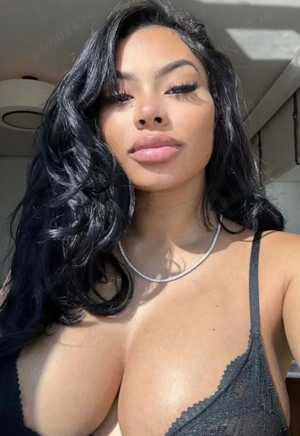 bruneta fierbinte si senzuala 