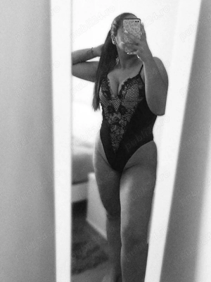 O bruneta apetisanta , carismatica si veritabila!! 