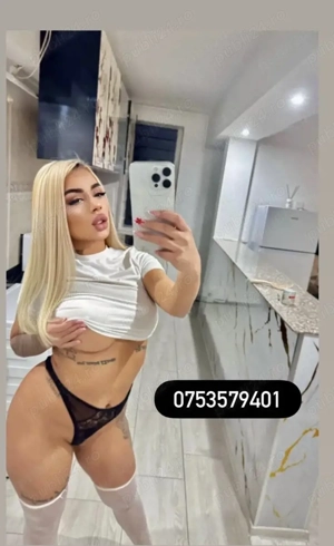 Blondă înaltă, siliconată 1,80 înălțime ! Ofer și show la web ! Masaj erotic sau de relaxare.