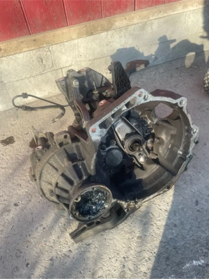 dezmembrez motor 1.9 tdi bxe 212 mii km plus piese interior jetta - imagine 6